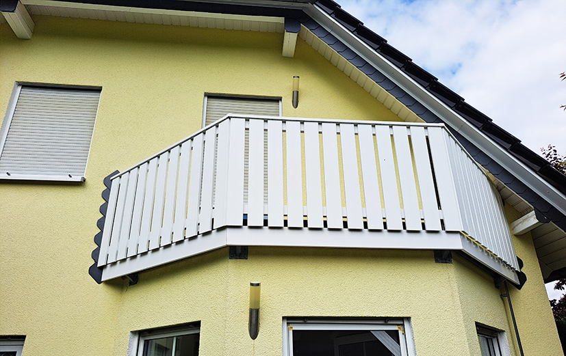 Zeitloser Balkon in schlichtem Weiß